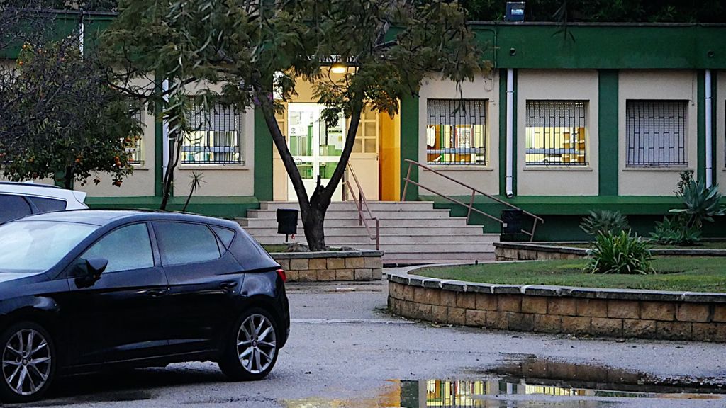 La entrada vacía de un instituto de la Línea de la Concepción, esta mañana