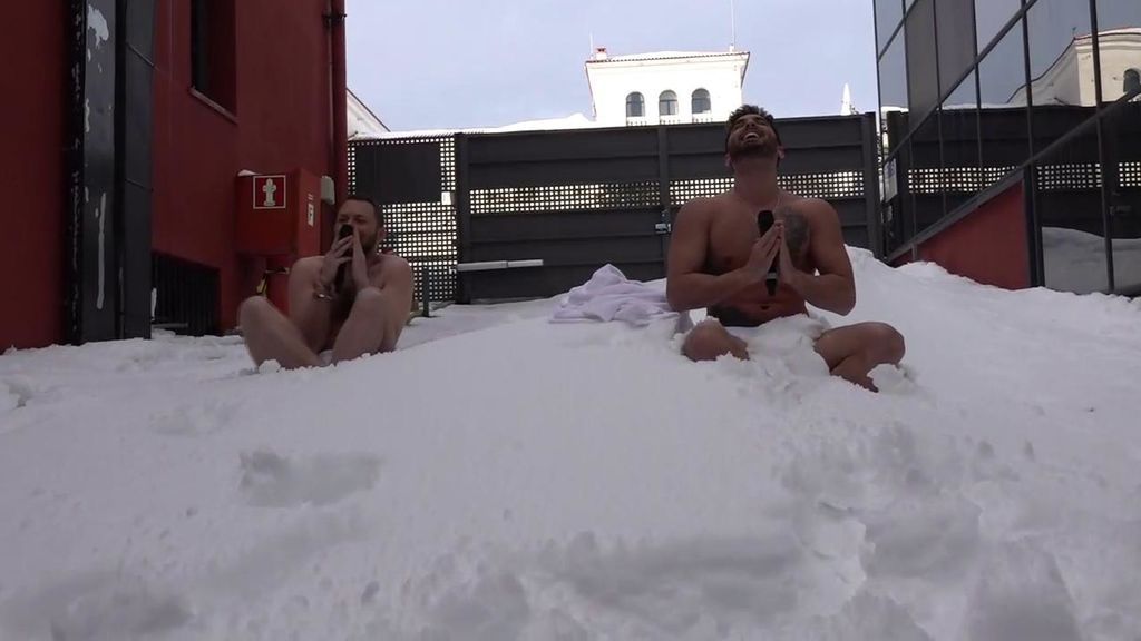 Suso y Avilés se desnudan en directo para darse un baño de nieve