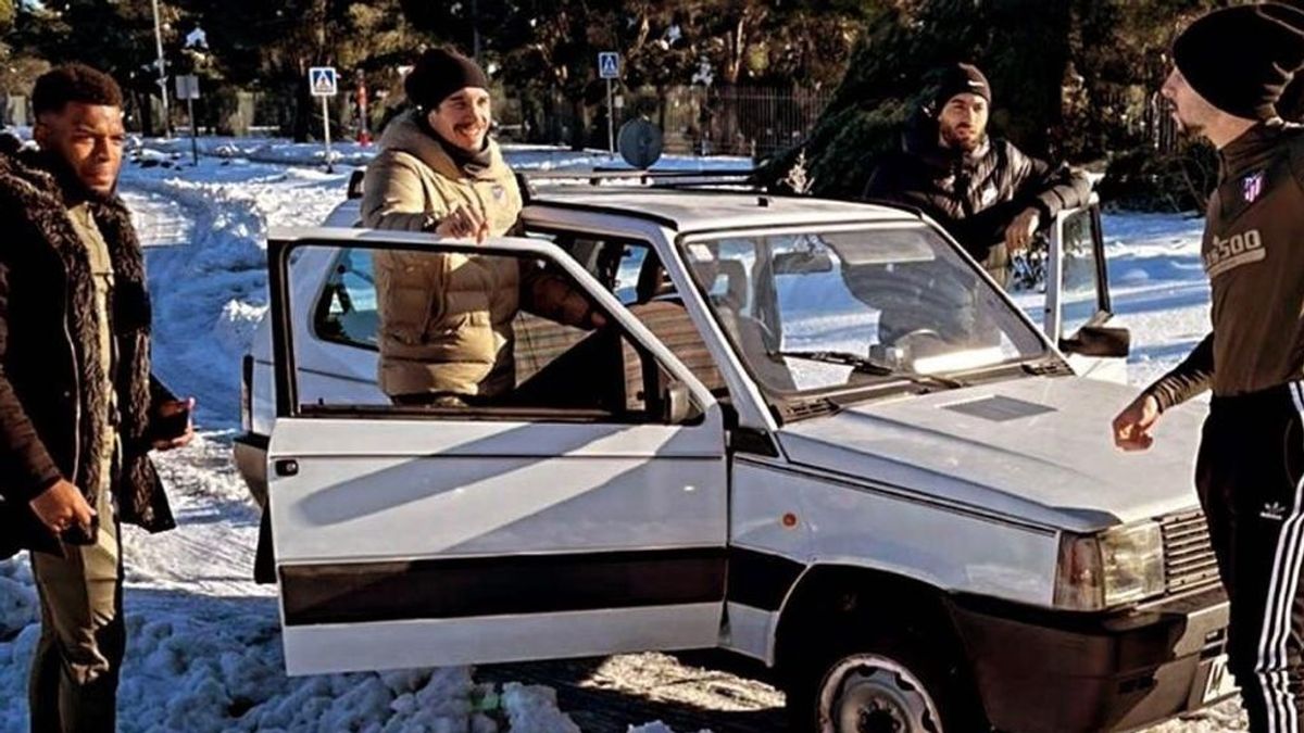 Los jugadores del Atlético de Madrid van a entrenar en un Fiat Panda clásico Los jugadores del Atlético de Madrid van a entrenar en un Fiat Panda clásico