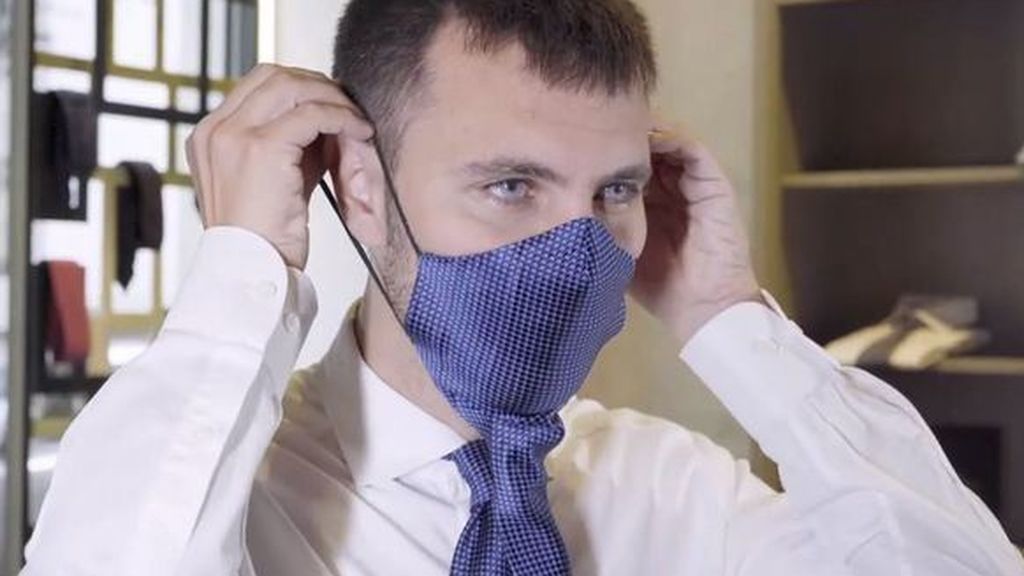De sastre a innovador: la corbata que se transforma en mascarilla para protegerte con elegancia