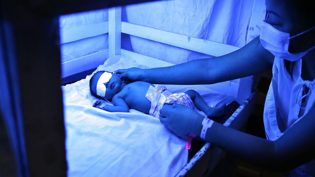 Un recién nacido es dado de alta sin covid mientras su madre está en la UCI por el virus Un recién nacido es dado de alta sin covid mientras su madre está en la UCI por el virus