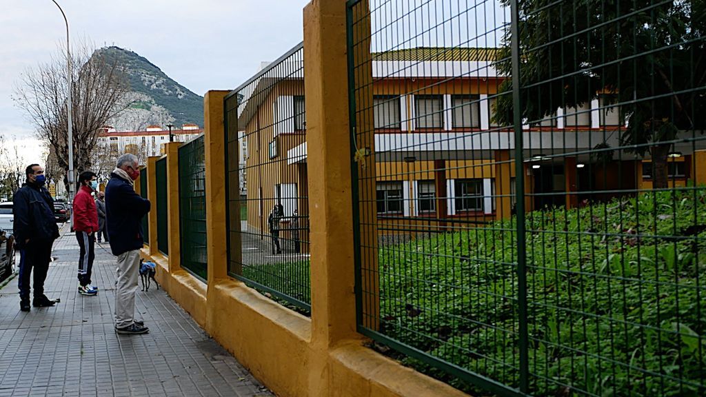 Tres padres a la puerta del colegio San Felipe