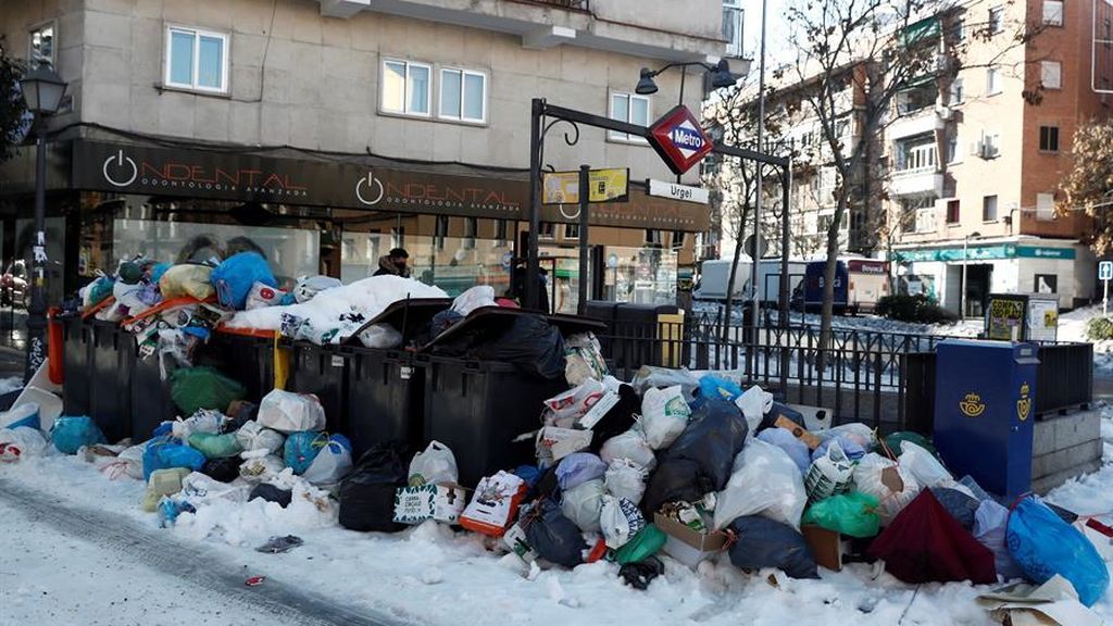 La basura se acumula junto a la nieve por la imposibilidad de recogerla