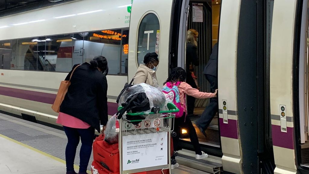 Enfado y desconcierto entre los pasajeros que no pueden llegar a Madrid: “Nos dijeron que nos buscásemos la vida” Enfado y desconcierto entre los pasajeros que no pueden llegar a Madrid: “Nos dijeron que nos buscásemos la vida”