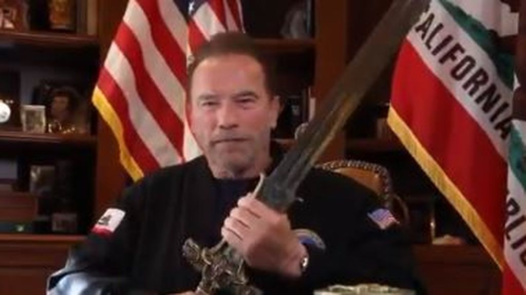 Arnold Schwarzenegger, con la espada de Conan y contra Trump: "pasará a la historia como el peor presidente"