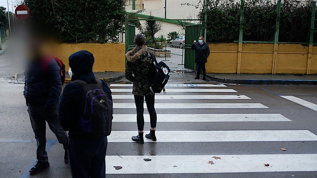 Rebelión en las aulas: los padres  de la Línea de la Concepción desobedecen a la Junta, y no llevan a sus hijos al colegio