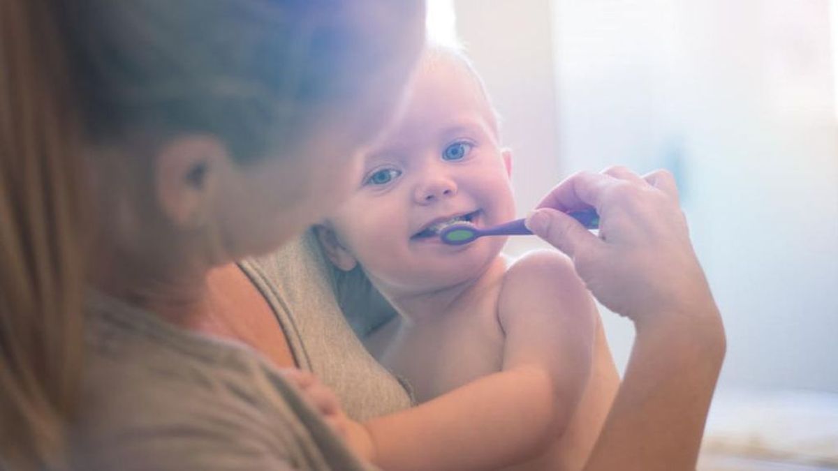 Cuándo habrá que comenzar el cepillado del bebé: estos son los beneficios de lavarse los dientes antes de que salgan.