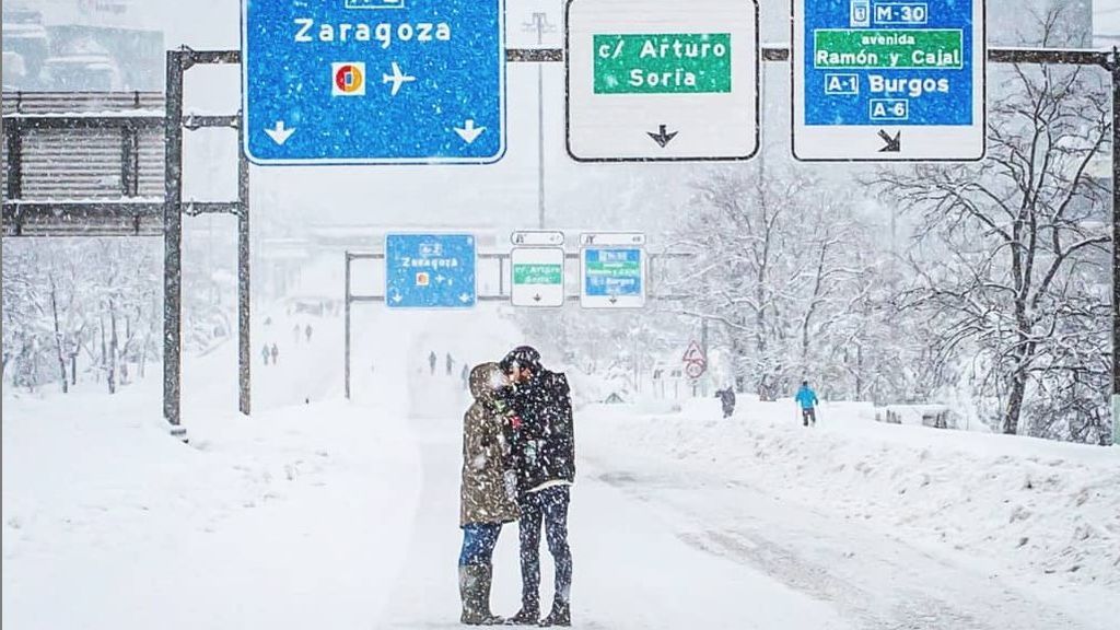 Se busca a la pareja más romántica de Filomena: la foto del beso en la A2 deberían "enmarcarla en su salón" Se busca a la pareja más romántica de Filomena: la foto del beso en la A2 deberían "enmarcarla en su salón"