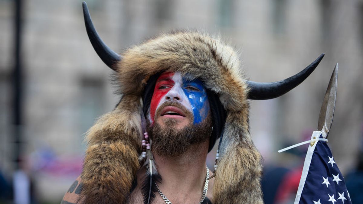 El asaltante al Capitolio vestido de bisonte no come desde su arresto porque no le dan 'alimentos orgánicos' El asaltante al Capitolio vestido de bisonte no come desde su arresto porque no le dan 'alimentos orgánicos'