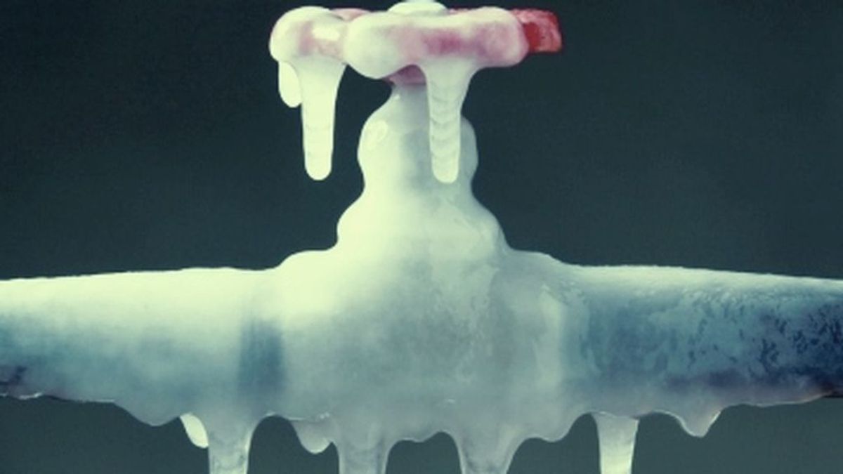 Las tuberías congeladas dejan sin agua a miles de personas, pero lo peor llegará con el deshielo Las tuberías congeladas dejan sin agua a miles de personas, pero lo peor llegará con el deshielo