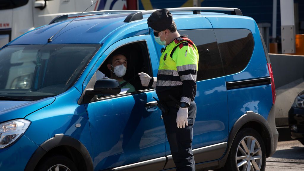 Coche y mascarilla: la multa que te pueden poner por no guardarla correctamente mientras conduces