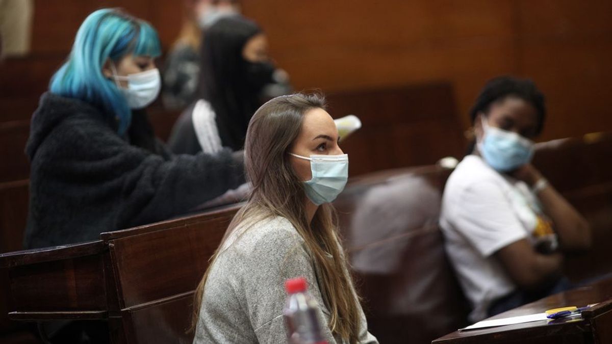 Universitarios examinándose en pandemia