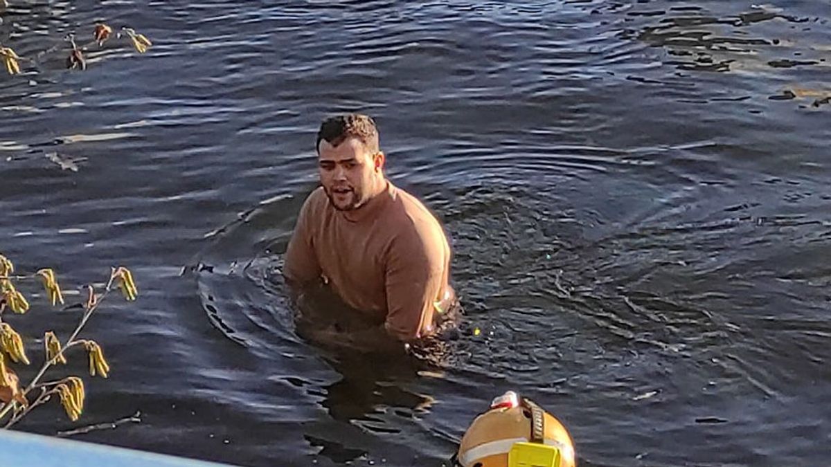 Un peligroso fugitivo se tira al río en Pontevedra y permanece en él más de una hora para no ser detenido Un peligroso fugitivo se tira al río en Pontevedra y permanece en él más de una hora para no ser detenido