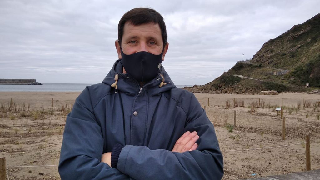 Iñaki, el surfista convertido en héroe tras salvar a una parapentista de morir ahogada Iñaki, el surfista convertido en héroe tras salvar a una parapentista de morir ahogada
