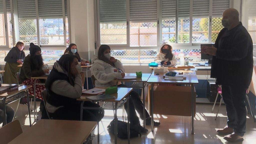 Toni González, director de instituto: “Hace mucho frío en clase, pero mejor coger un catarro que el coronavirus” Toni González, director de instituto: “Hace mucho frío en clase, pero mejor coger un catarro que el coronavirus”