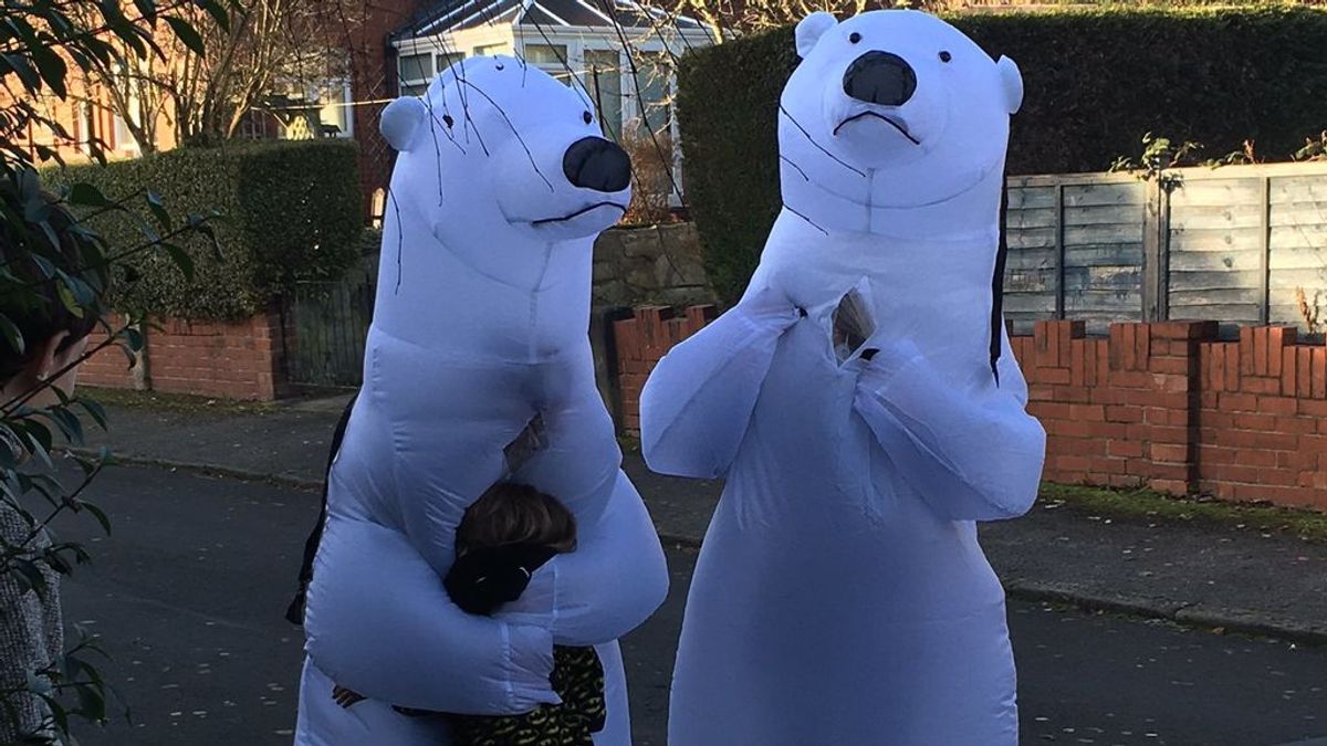 Frente a la pandemia, ingenio: una pareja de ancianos se disfraza de oso para poder abrazar a sus nietos