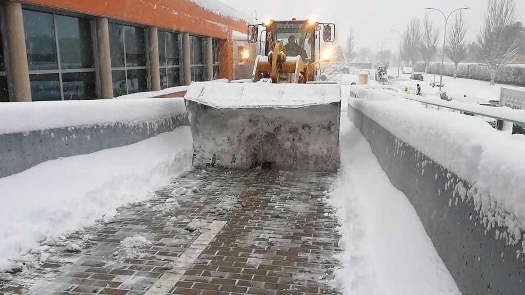 Torrejón de Ardoz pone a disposición de los vecinos 7.000 palas para que retiren la nieve Torrejón de Ardoz pone a disposición de los vecinos 7.000 palas para que retiren la nieve