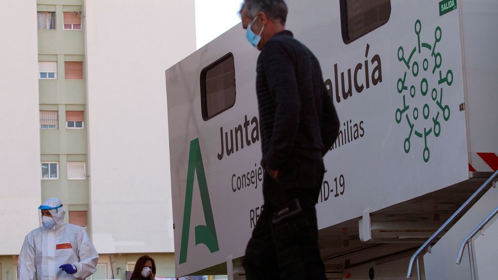 Sanidad suma otro máximo de 25.438 contagios y 408 muertos Sanidad suma otro máximo de 25.438 contagios y 408 muertos