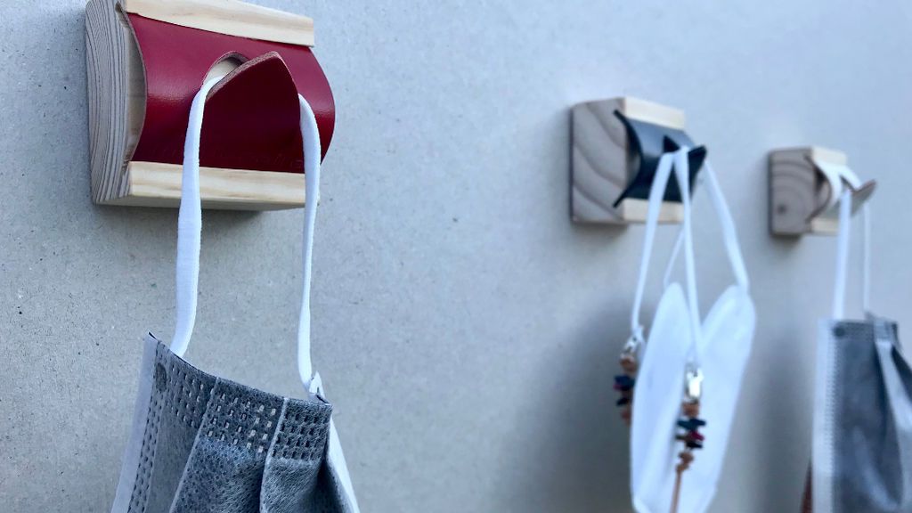 Un artesano gallego crea el mascarilleiro, un colgador casero de mascarillas Un artesano gallego crea el mascarilleiro, un colgador casero de mascarillas