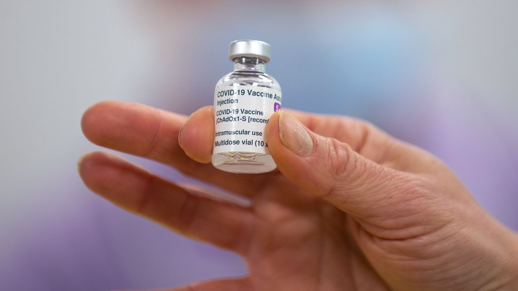 AstraZeneca y Oxford piden autorización para vender su vacuna en la UE y la EMA lo evaluará el día 29 AstraZeneca y Oxford piden autorización para vender su vacuna en la UE y la EMA lo evaluará el día 29