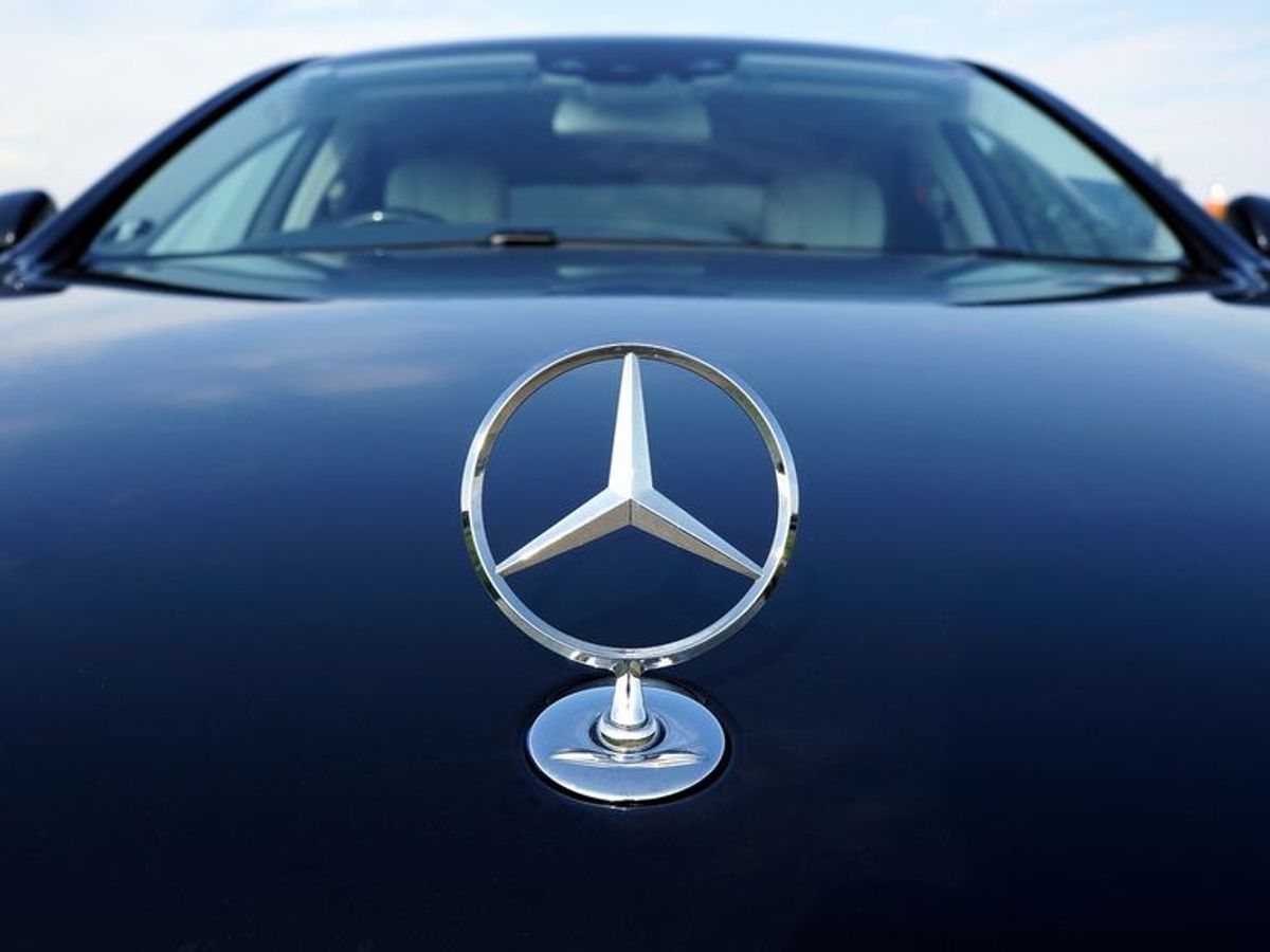 Sabes qué significa el logo de Mercedes? Su evolución - Uppers