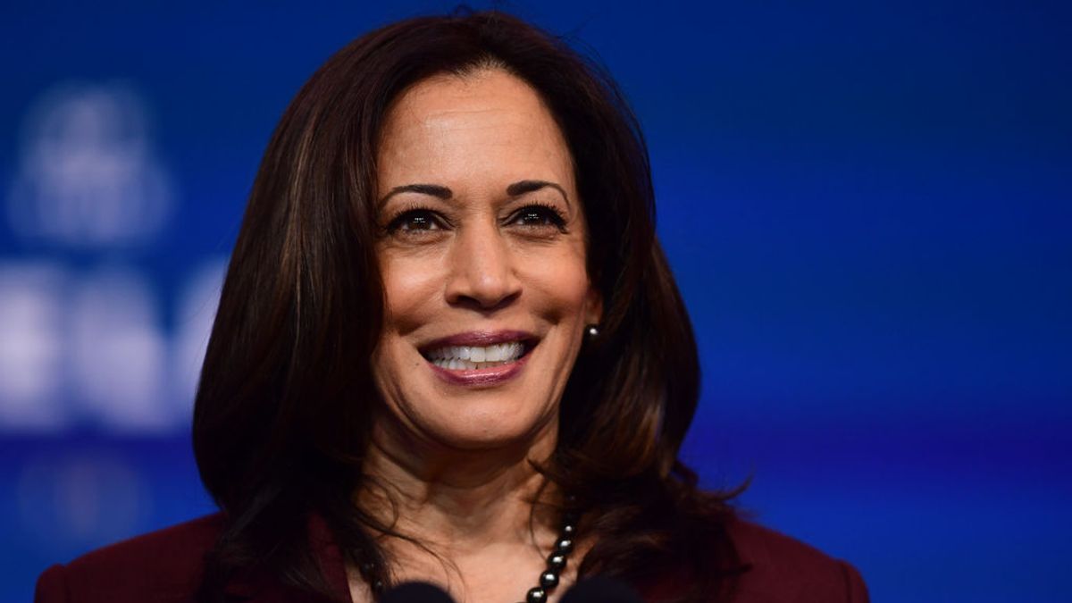 La portada de Kamala Harris en Vogue genera dudas sobre el tono de piel y su estilismo casual La portada de Kamala Harris en Vogue genera dudas sobre el tono de piel y su estilismo casual