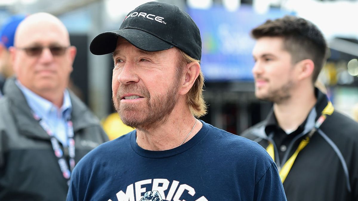 Chuck Norris niega haber estado en el asalto al Capitolio tras viralizarse la foto de un hombre muy parecido