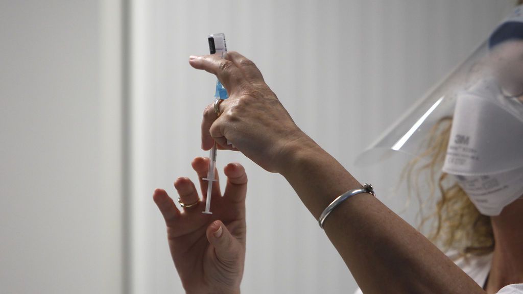 Las tres enfermeras expedientadas en Cataluña dejaron sin la vacuna a cinco residentes Las tres enfermeras expedientadas en Cataluña dejaron sin la vacuna a cinco residentes