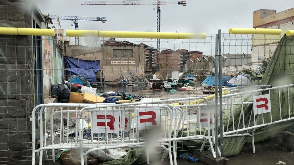 Los vecinos de la nave ‘okupa’ de Badalona denuncian un aumento de los conflictos por un campamento ilegal en el mismo solar Los vecinos de la nave ‘okupa’ de Badalona denuncian un aumento de los conflictos por un campamento ilegal en el mismo solar