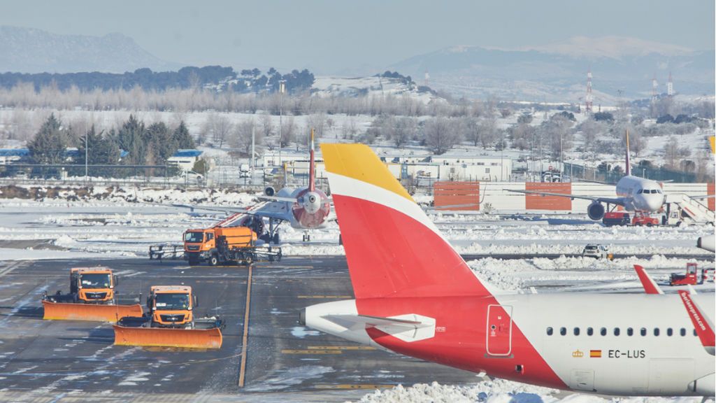 El aeropuerto de Barajas se recupera poco a poco pero no aceptará llegadas con normalidad hasta el jueves El aeropuerto de Barajas se recupera poco a poco pero no aceptará llegadas con normalidad hasta el jueves