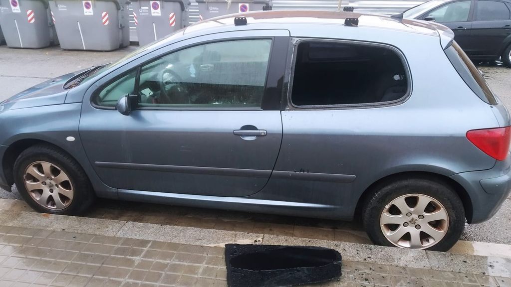 Coche con los cristales rotos