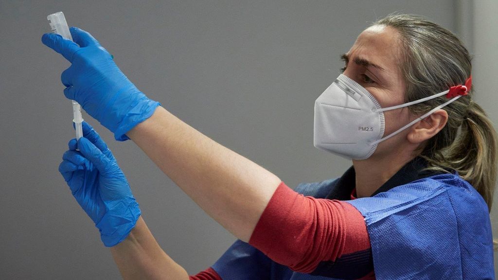 Castilla-La Mancha vacunará a profesores cuando termine con los sanitarios Castilla-La Mancha vacunará a profesores cuando termine con los sanitarios