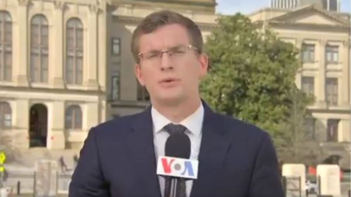 Le da igual en portugués que en luxemburgués: así se desenvuelve Philip Crowther, el reportero políglota Le da igual en portugués que en luxemburgués: así se desenvuelve Philip Crowther, el reportero políglota