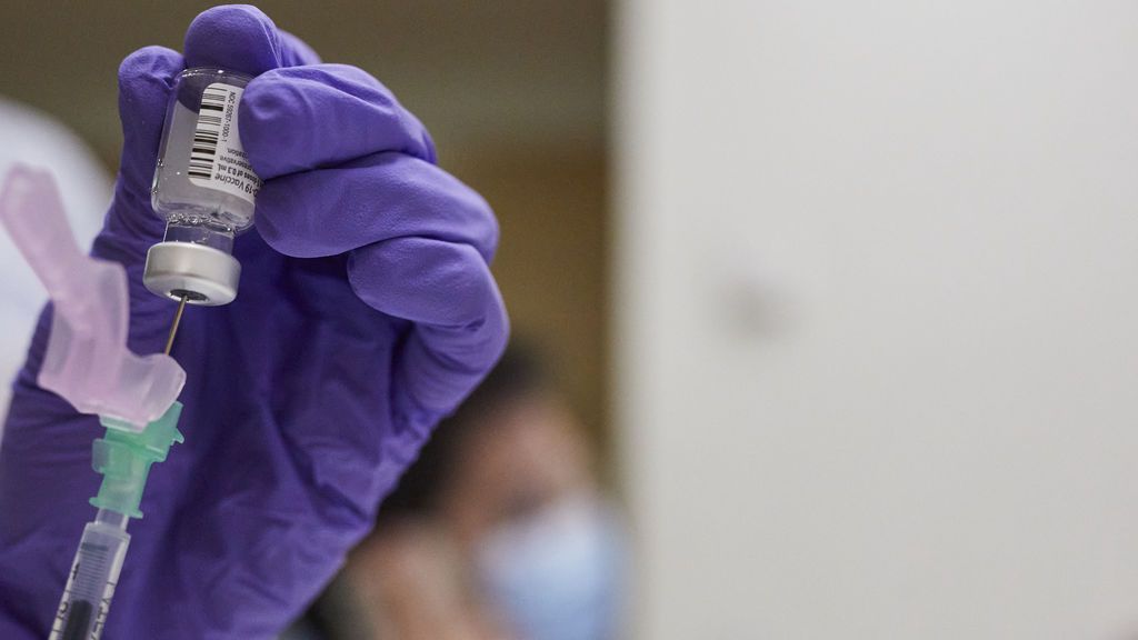 ¿Si estoy vacunado puedo coger el coronavirus? Claves de lo que está pasando en las residencias