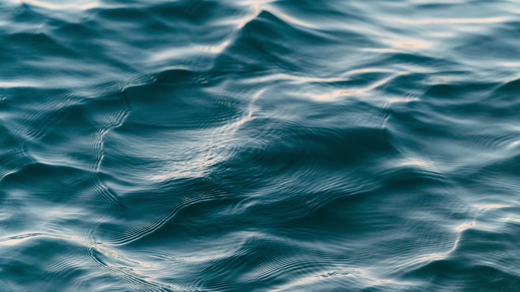 El sonido del mar es un ruido blanco que ayuda a dormir mejor.