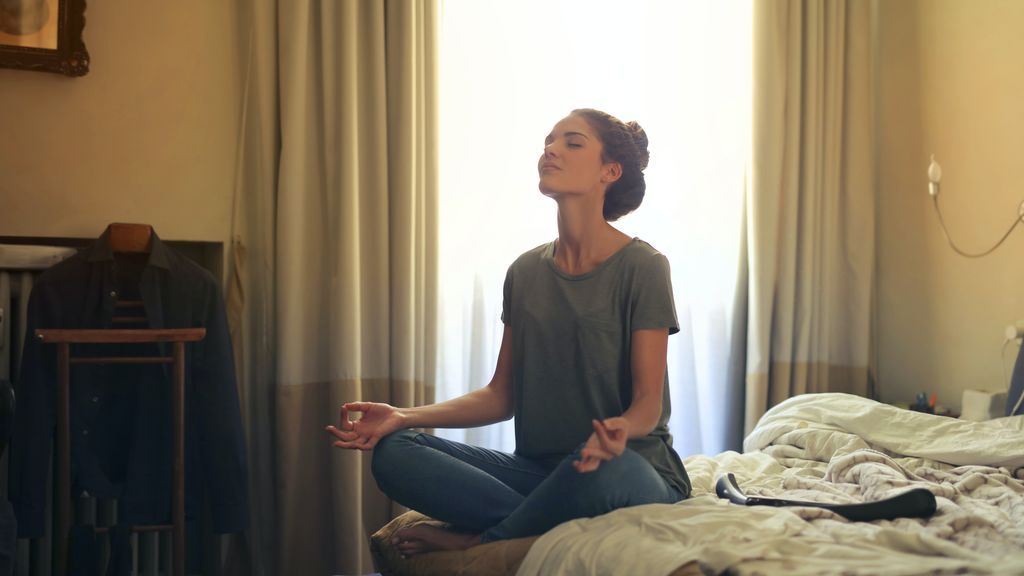 Meditar de forma frecuente nos ayudará a relajarnos por las noches.