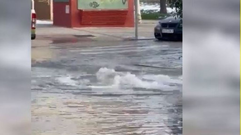 Un reventón anega y obliga a cortar el tráfico en la Avenida de Santander en Valladolid Un reventón anega y obliga a cortar el tráfico en la Avenida de Santander en Valladolid