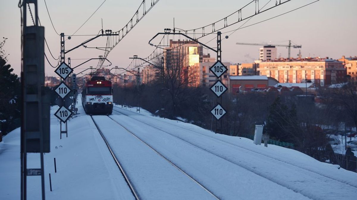 Tren circulando tras el restablecimiento de la circulación interrumpida por el temporal Tren circulando tras el restablecimiento de la circulación interrumpida por el temporal