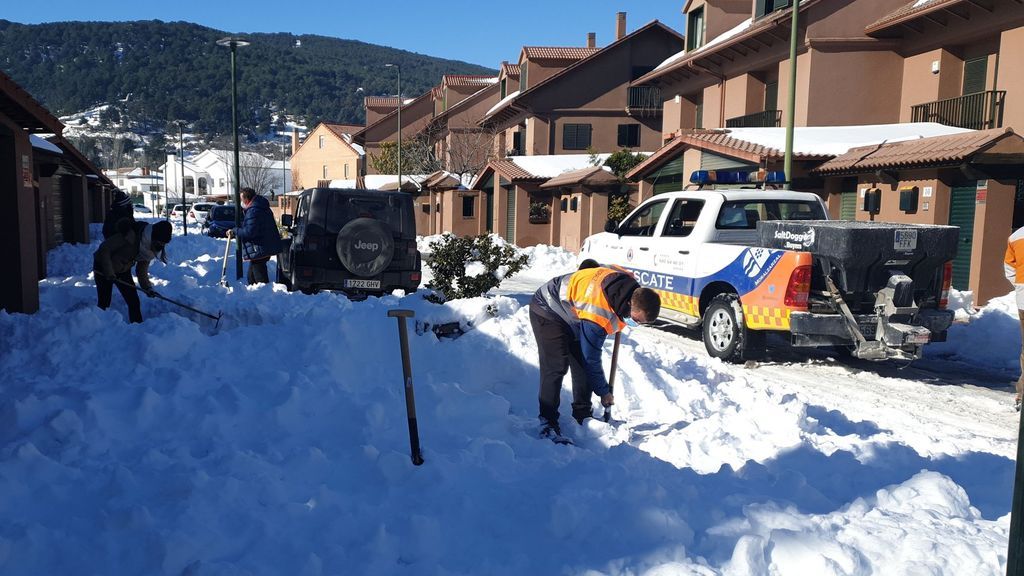 Roban dos palas a los trabajadores de Protección Civil en Moralzarzal Roban dos palas a los trabajadores de Protección Civil en Moralzarzal
