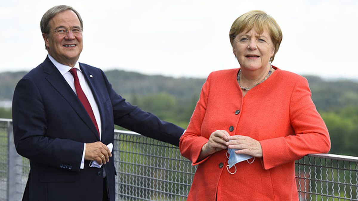 La CDU de Merkel elige por fin a su nuevo líder en un congreso más apretado de lo previsto