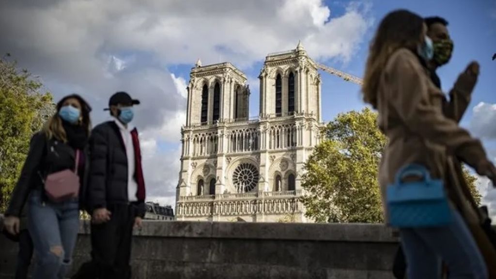El virus devora Europa: Francia adelanta el toque de queda