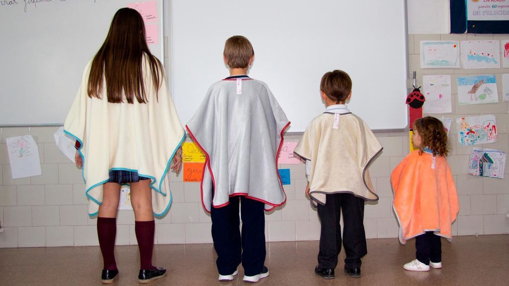 Así es la 'mantaescola', una especie de batamanta para soportar las clases heladas