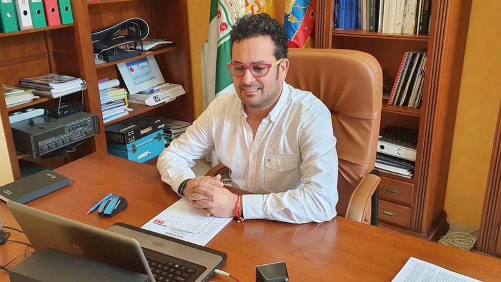 Los alcaldes de dos pueblos de Alicante, casados entre ellos, se vacunan contra la covid “porque sobraban dosis” Los alcaldes de dos pueblos de Alicante, casados entre ellos, se vacunan contra la covid “porque sobraban dosis”