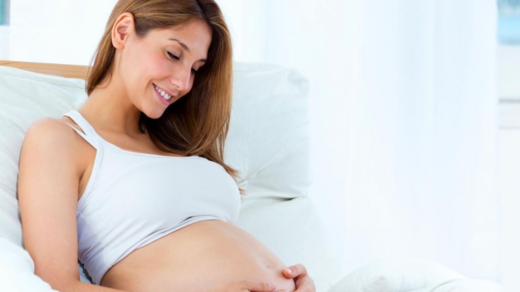 Antes de quedarse embarazada, lo más recomendable es que la mujer acuda a un chequeo para que un especialista valore su salud bucodental.