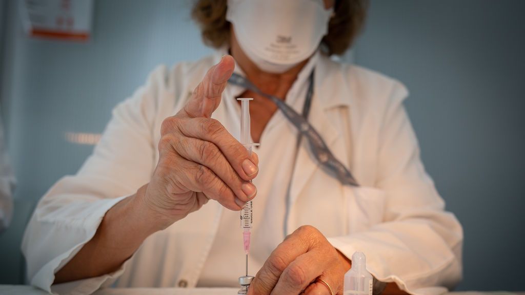 EuropaPress_3517622_enfermera_prepara_vacuna_pfizer-biontech_contra_covid-19_antes EuropaPress_3517622_enfermera_prepara_vacuna_pfizer-biontech_contra_covid-19_antes