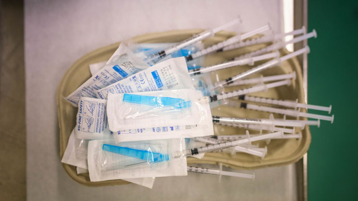 Dos alcaldes de Alicante, que son pareja, se vacunan contra la covid al "sobrar dosis"