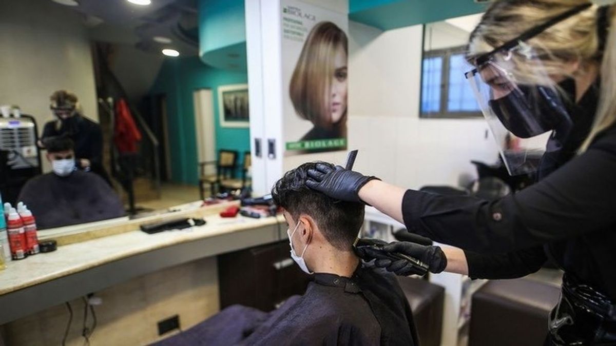 Las peluquerías aseguran que han despedido a la mitad de sus empleados: "Esto es una ruina" Las peluquerías aseguran que han despedido a la mitad de sus empleados: "Esto es una ruina"