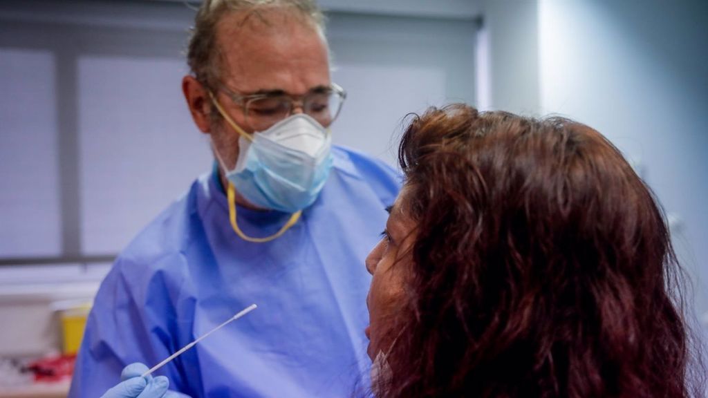 La Comunidad Valenciana vuelve a superar los 6.000 casos en 24 horas y desborda los hospitales La Comunidad Valenciana vuelve a superar los 6.000 casos en 24 horas y desborda los hospitales
