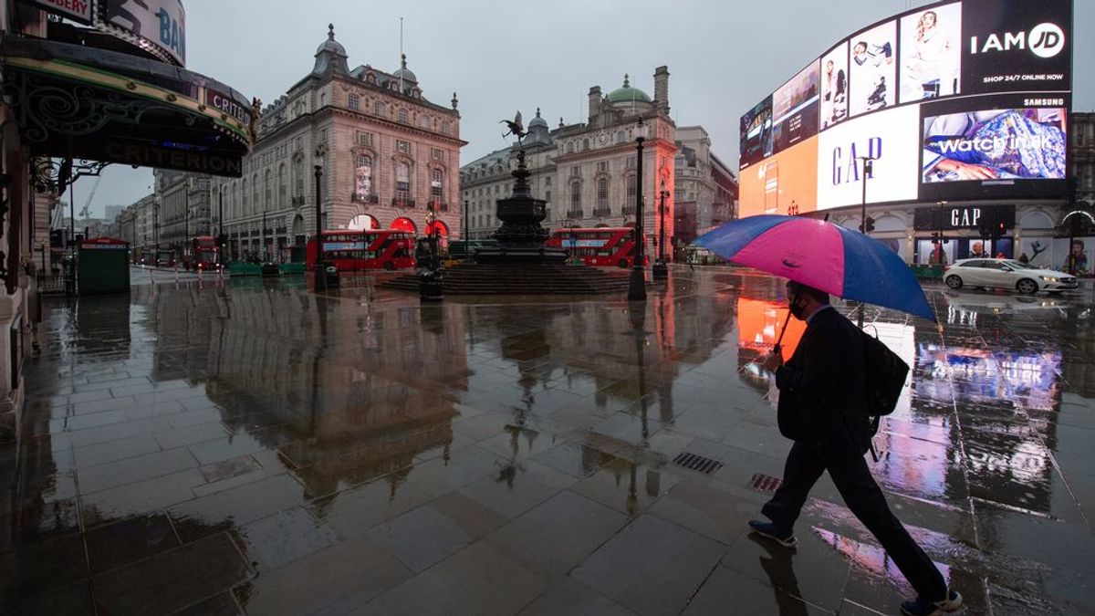 EuropaPress_3516795_14_january_2021_england_london_man_with_an_umbrella_walks_along_the_empty EuropaPress_3516795_14_january_2021_england_london_man_with_an_umbrella_walks_along_the_empty