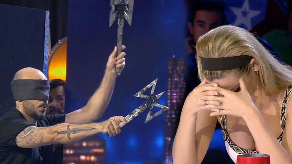 La actuación de Tyron y Mickael lanzándose mutuamente cuchillos